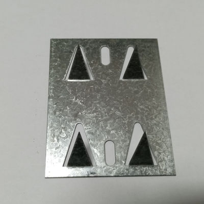 Clips d'emboutissage pour panneaux acoustiques en fibre de verre