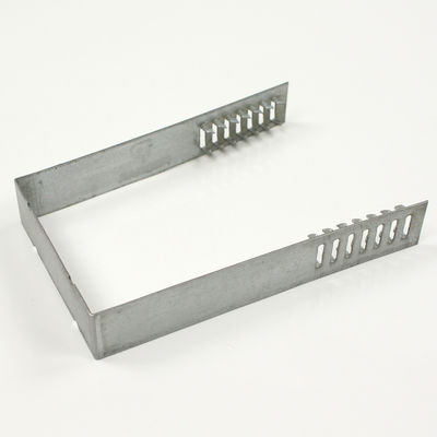 Les plaques sont attachées rapidement et efficacement à des poteaux.